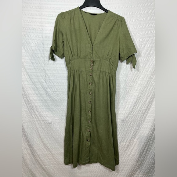 Buffalo David Bitton Dresses & Skirts - Buffalo David Bitton Womens
Mariposa V Neck Button Front Green
Midi Dress Size M